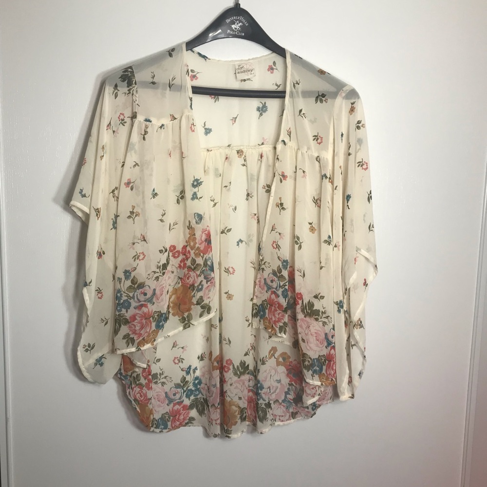 Sale!!!!! Gorgeous Love Audrey top.💕